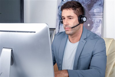 Una giornata di lavoro con le cuffie da ufficio wireless New Bee BH58